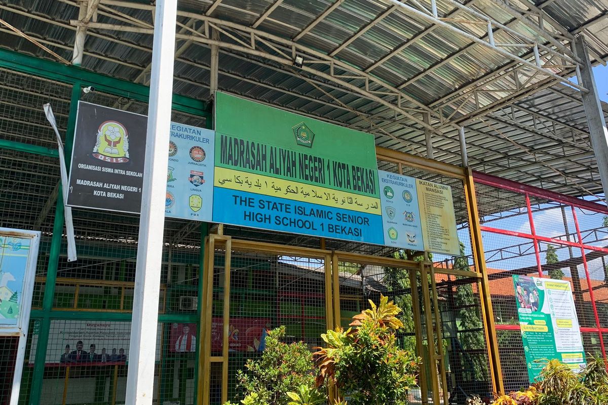 Madrasah Aliyah Negeri (MAN) 1 Kota Bekasi, Jumat (9/6/2023). Ratusan siswa MAN 1 gagal melaksanakan study tour ke Yogyakarta diduga karena penipuan yang dilakukan oleh pihak Event Organizer (EO).