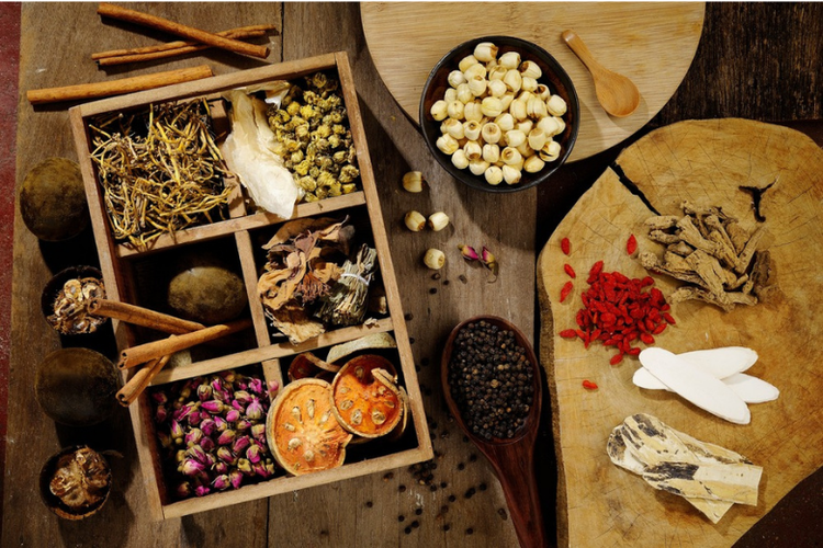 Ilustrasi berbagai bahan herbal untuk menjaga daya tahan tubuh.