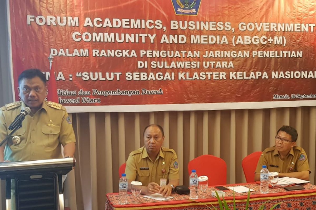 Gubernur Sulawesi Utara Olly Dondokambey (kiri)  pada Forum Academics, Business, Government, Community And Media (ABGC+M) Sulut Sebagai Klaster Kelapa Nasional di Manado, Sulut, Selasa (10/9/2018).