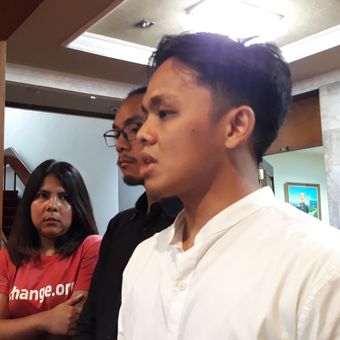Aktivis Indonesia Corruption Watch (ICW) mendatangi Gedung Kementerian Dalam Negeri, Jakarta, Jumat (12/4/2019).