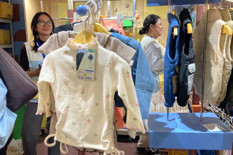 Pakaian anak dari brand serru! by @seseruitu di Brightspot SuperMRKT di Agora Mall, Jakarta Pusat, Kamis (27/11/2025).