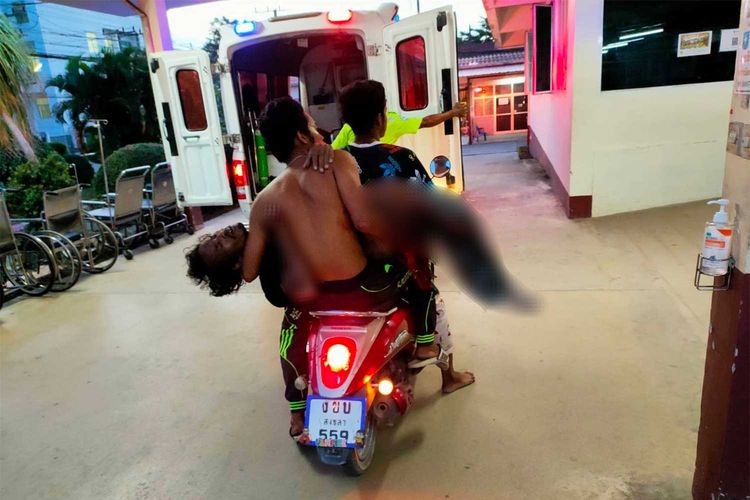 Sutthisak Meansen, 44, yang terluka parah, dilarikan ke rumah sakit dengan sepeda motor setelah menginjak bom yang terkubur di distrik Chana, Songkhla, Thiland, pada Kamis (3/2/2022) malam waktu setempat. 