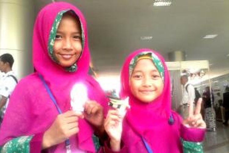 Izza Aulia Putri Purwanto (kiri) dan Hanun Dzatirrajwa (kanan) menjadi peserta termuda dalam ajang bergengsi National Young Inventor Awards (NYIA) 2015 yang diselenggarakan oleh Lembaga Ilmu Pengetahuan Indonesia di Gedung Widyagraha LIPI, Jakarta, sejak tanggal 25-27 Agustus 2015. Keduanya menciptakan alat yang disebut Helper Mirror untuk membantu orang-orang ketika meneteskan obat mata. 