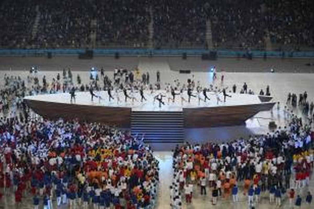 Bintang pop Korea, Psy (tengah), tampil dalam pembukaan Asian Games 2014 di Incheon, Korea Selatan, Jumat (19/9/2014). 