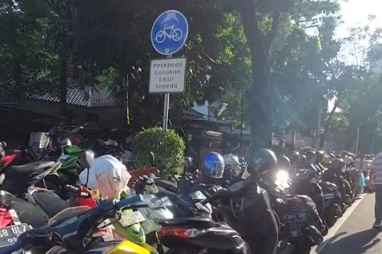 Puluhan motor kedapatan parkir di jalur sepeda dan trotoar Jalan Senopati, Kebayoran Baru, Jakarta Selatan 