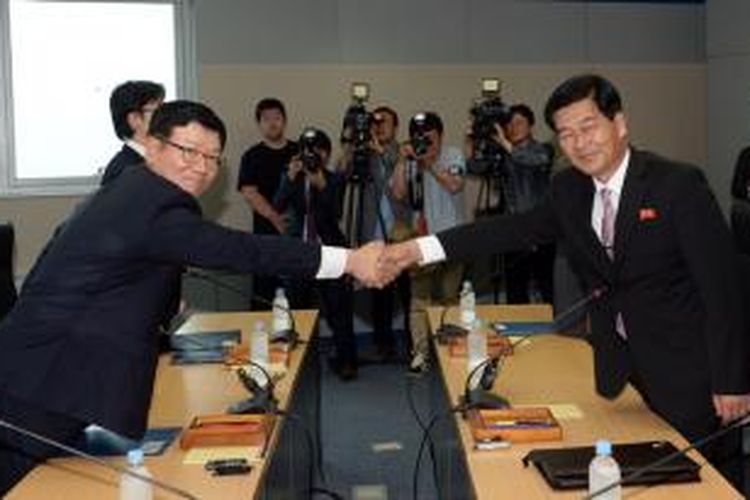Pemimpin delegasi Korea Selatan Suh Ho (kiri) menjabat tangan rekannya dari Korea Utara Pak Chul Su dalam perundingan di kompleks industri Kaesong, Rabu (10.7/2013). Pembicaraan selama empat jam untuk membahas pembukaan kembali kompleks industri bersama itu tak membuahkan hasil, namun kedua negara akan melanjutkan pembicaraan pekan depan.
