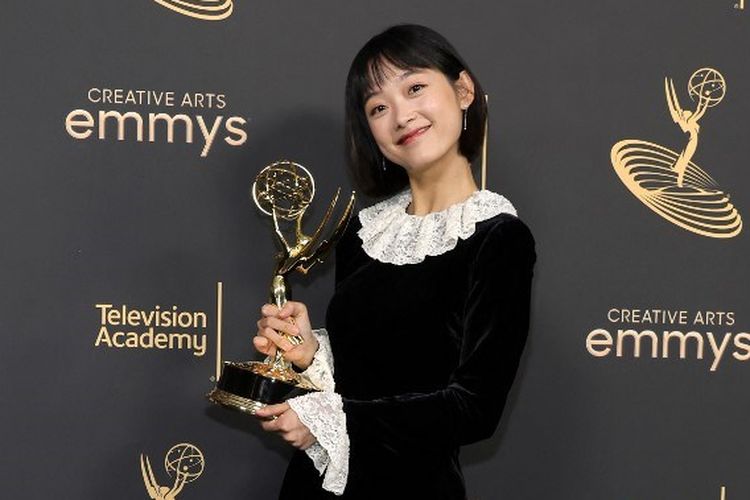 Aktris Korea Selatan Lee Yoo Mi berfoto dengan trofi Emmy Awards untuk Outstanding Guest Actress in a Drama Series di Creative Arts Emmys yang digelar di Microsoft Theater, Los Angeles, Minggu (4/9/2022).