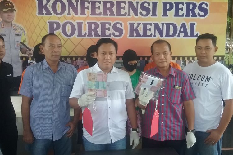 Kasatreskrim Polres Kendal AKP Nanung Nugroho saat memperlihatkan barang bukti uang palsu saat gelar perkara di mapolres Kendal, Sabtu (9/3/2019). 