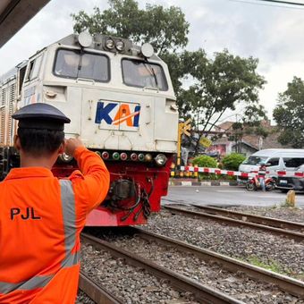 KAI Properti menyebut peran Petugas Jaga Lintasan (PJL) menjadi krusial pada periode Nataru, ketika jadwal perjalanan kereta api lebih padat dan volume kendaraan di jalan meningkat. 