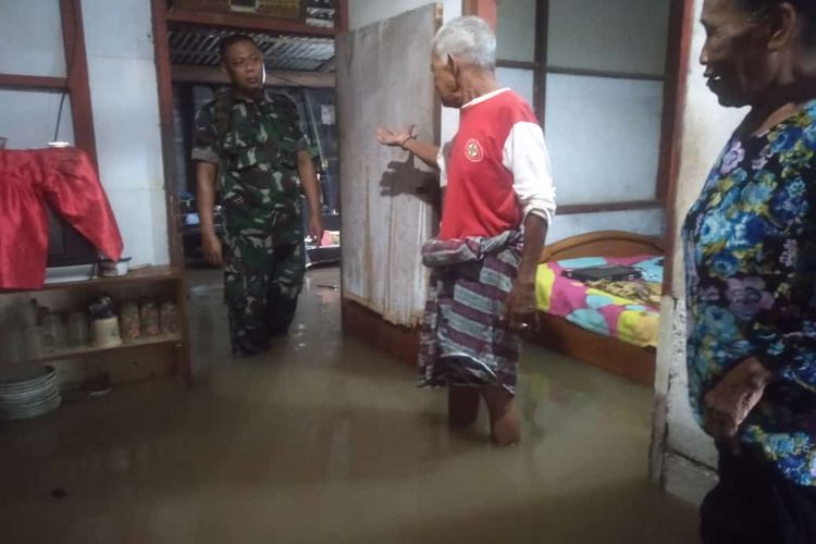 Foto: Sebanyak 180 jiwa dari 40 kepala keluarga di Desa Talkandang, Kecamatan Situbondo, Kabupaten Situbondo, Provinsi Jawa Timur mengalami banjir sejak pagi pukul 05.00 WIB pada Selasa (12/3/2024). 