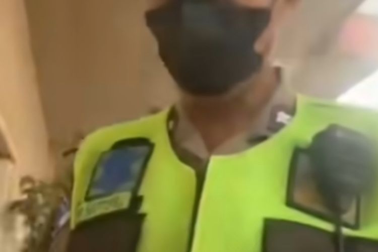 Potongan gambar dari video viral polisi pungli pengendara sepeda motor di Jalan Pemuda, Kota Medan pada Minggu (3/8/2025).
