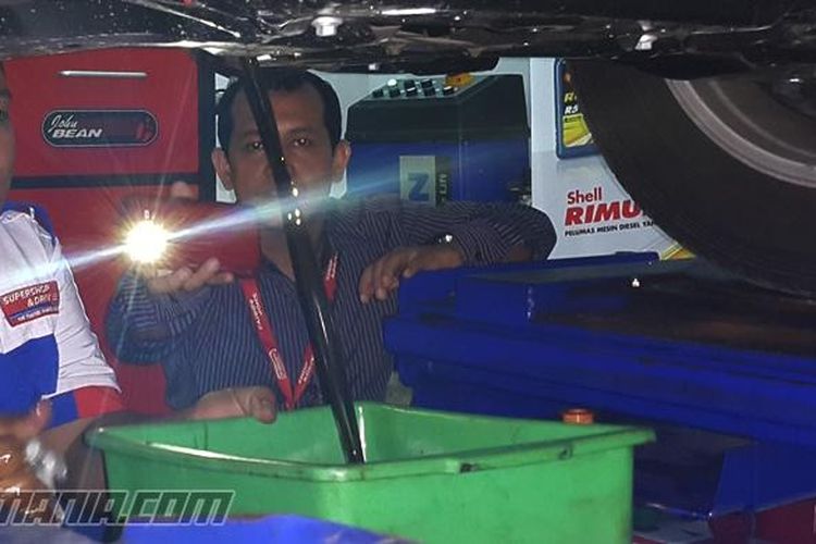 Mitos Atau Fakta, Ganti Oli Motor Dilarang Saat Mesin Panas?