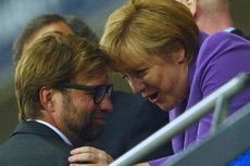 Angela Merkel, Bisikan ke Klopp, dan Jabat Tangan ke Hoeness