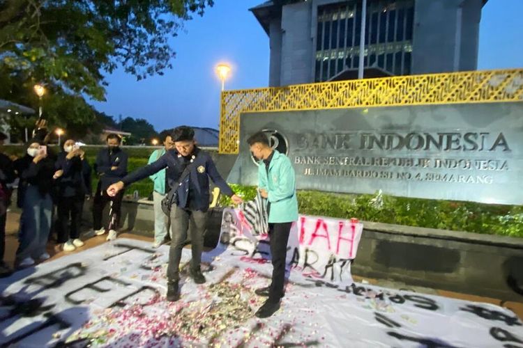 Satu Dollar Tembus Rp 18.000, Mahasiswa Solo-Semarang Demo Bakar Uang Mainan di BI Jateng