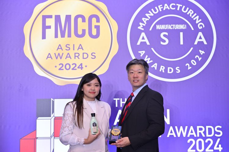 Representatif Earth Love Life menerima Award Eco-friendly Initiative of The Year - Indonesia.