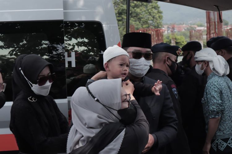 Gubernur Jawa Barat Ridwan Kamil bersama keluarganya jelang pemakaman putra sulungnya, Emmeril Kahn Mumtadz, di Desa Cimaung, Kecamatan Cimaung, Kabupaten Bandung, Senin (13/6/2022).