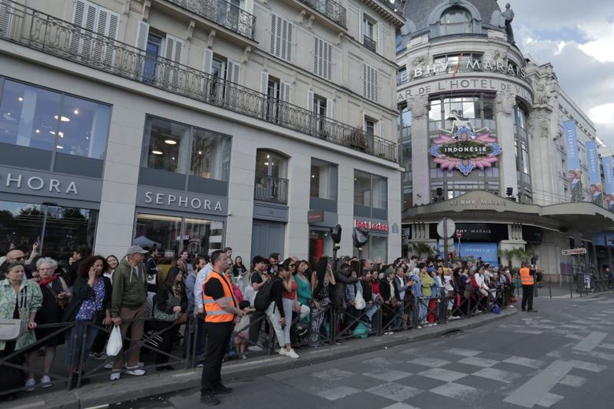 Antusiasme masyarakat saat menonton pertunjukan kebudayaan Indonesia di Rue de Rivoli, Paris, Prancis. 