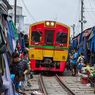 Pasar di Rel Kereta Api Thailand, Sensasi Belanja yang Tidak Biasa