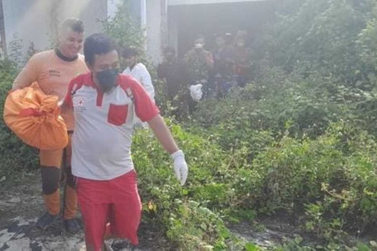 Tim Inafis Polrestabes Semarang evakuasi jenazah tanpa identitas yang ditemukan di plafon rumah kosong Kota Semarang