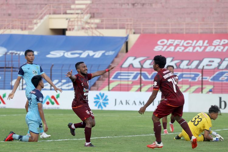 Pencetak gol kedua Borneo FC Terens Puhiri seusai menghampiri Rifad Marasambessy seusai menerima umpan dan menjebol gawang ke gawang Persela Lamongan pada pertandíngan pekan ke 13 Liga 1 2021-2022 yang berakhir dengan skor 0-2 di Stadion Sultan Agung Bantul, Selasa (23/11/2021) sore.