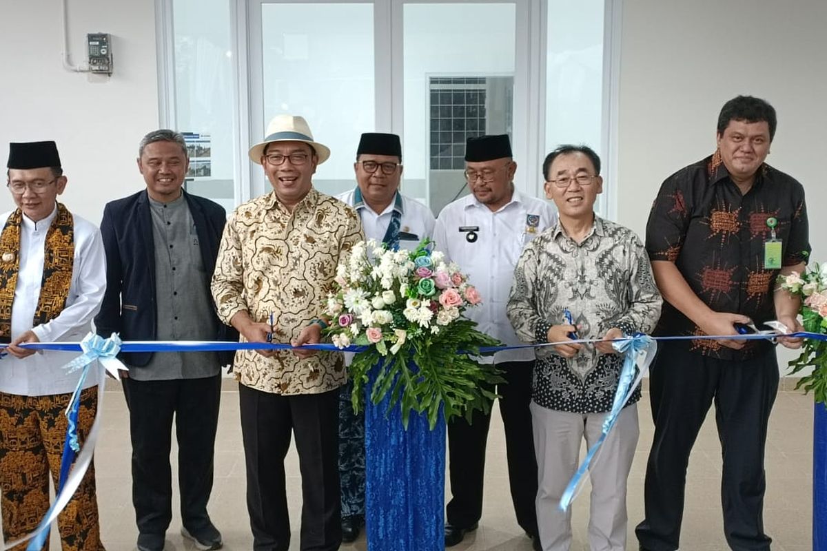 Ridwan Kamil (tengah bertopi fedora) saat meresmikan tempat pengelolaan sampah reduce, reuse, recycle (TPS3R) di Desa Wanajaya, Cibitung, Kabupaten Bekasi, Jumat (21/10/2022). Kang Emil, sapaan akrabnya, berharap dengan diresmikan TPS3R itu, Desa Wanajaya dapat menjadi wilayah percontohan bagi daerah lain di Jawa Barat. 