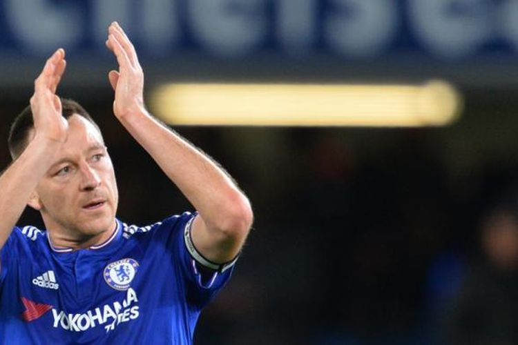 John Terry memberikan tepuk tangan kepada suporter Chelsea setelah pertandingan kontra Sunderland di Stadion Stamford Bridge, 19 Desember 2015.