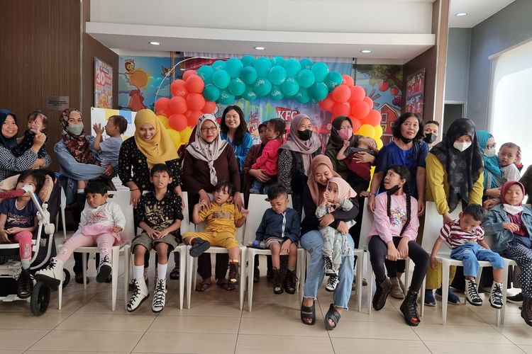 Penyerahan sepatu untuk 20 anak yang berasal dari keluarga kurang mampu, ini merupakan salah satu bentuk komitmen Ray White & Loan Market Indonesia dalam menjunjung tinggi kesetaraan terhadap kelompok difabel.

