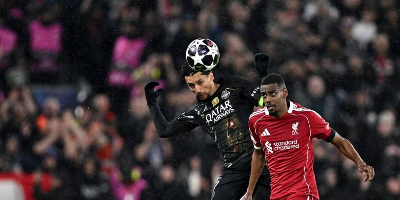 Bek Paris Saint-Germain, Marquinhos, berebut bola dengan striker Liverpool, Alexander Isak,pada laga leg kedua perempat final Liga Champions UEFA antara Liverpool dan Paris Saint-Germain di Anfield, Liverpool, barat laut Inggris pada 14 April 2026.