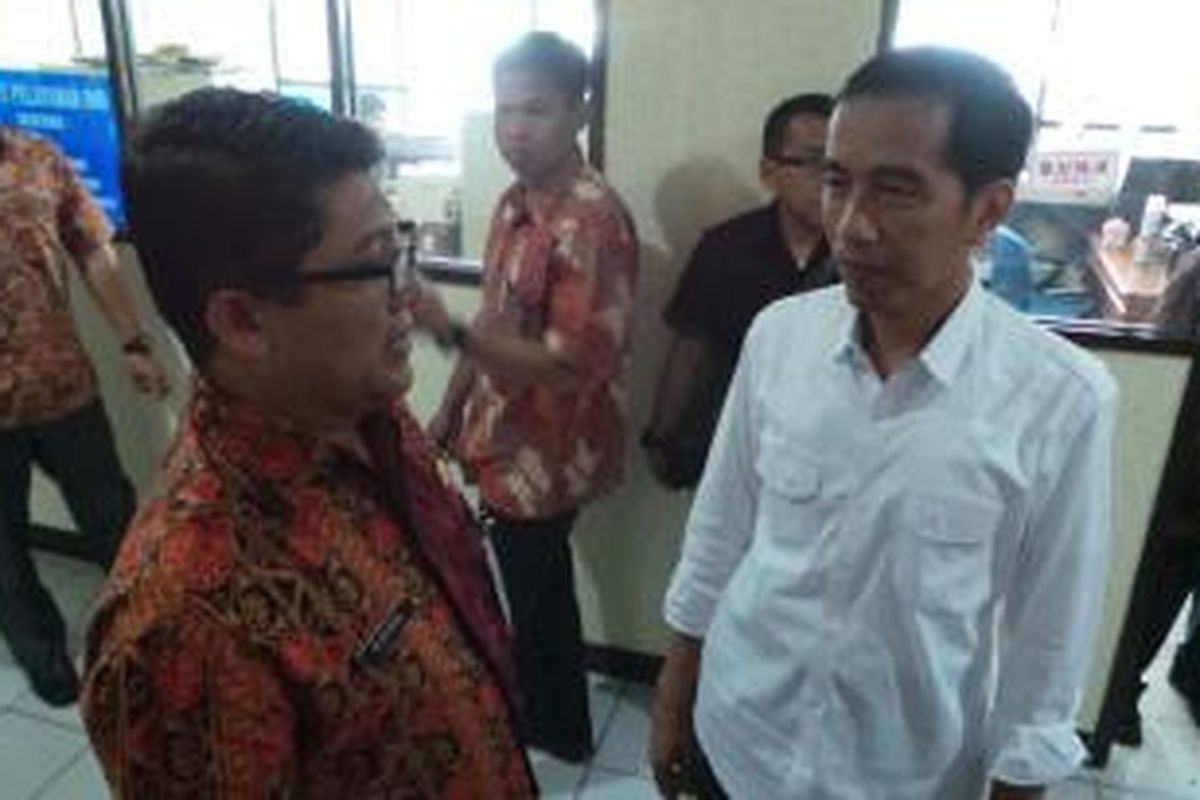 Gubernur Jakarta Joko Widodo berbincang dengan Camat Tanjung Priok, Efiskal saat meninjau kecamatan tersebut pada Kamis (19/12/2013).