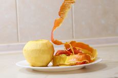 7 Cara Olah Sisa Kulit Apel, Bikin Keripik Panggang Renyah 