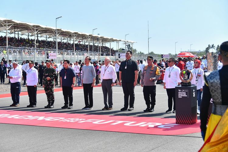 Presiden RI Joko Widodo bersama jajaran menteri dan Direktur Utama Pertamina Nicke Widyawati menghadiri opening ceremony balap MotoGP di Pertamina Grand Prix of Indonesia, Minggu (29/9/2024).