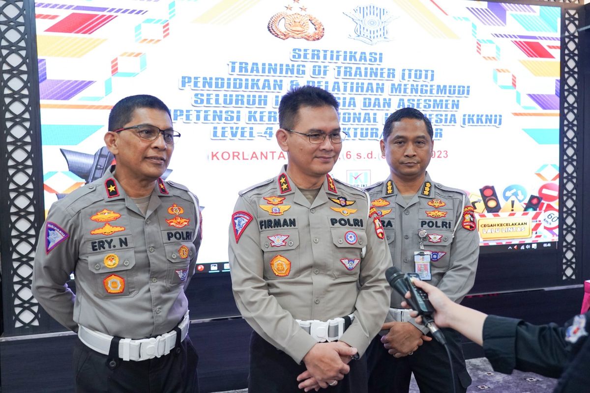 Korlantas Polri menggelar Sertifikasi Training of Trainer (TOT) Pendidikan dan Pelatihan Mengemudi Seluruh Indonesia untuk para instruktur  sekolah mengemudi.