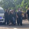 Tak Diborgol, Pemimpin Khilafatul Muslimin Lambaikan Tangan ke Simpatisan Saat Tiba di Mapolda Metro Jaya