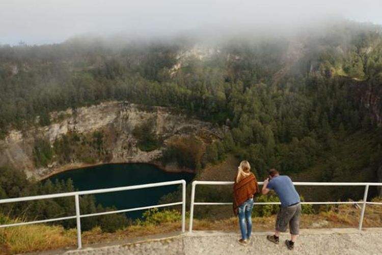 Danau Kelimutu di Kabupaten Ende, Nusa Tenggara Timur, Selasa (2/6/2015).