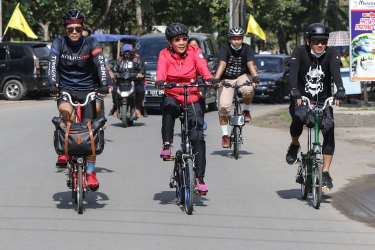 Mantan Menteri Kelautan dan Perikanan RI, Susi Pudjiastuti ikut bersepeda saat acara Melihat Harapan Bike Pangandaran di Tasikmalaya, Jawa Barat, Sabtu (9/1/2021). Gelaran tersebut merupakan bagian dari kampanye Melihat Harapan yang menjadi bukti keberlanjutan visi dan misi Kompas.com dalam membawa pesan positif dan semangat optimistis menguatkan bangsa di tengah kondisi pandemi Covid-19.