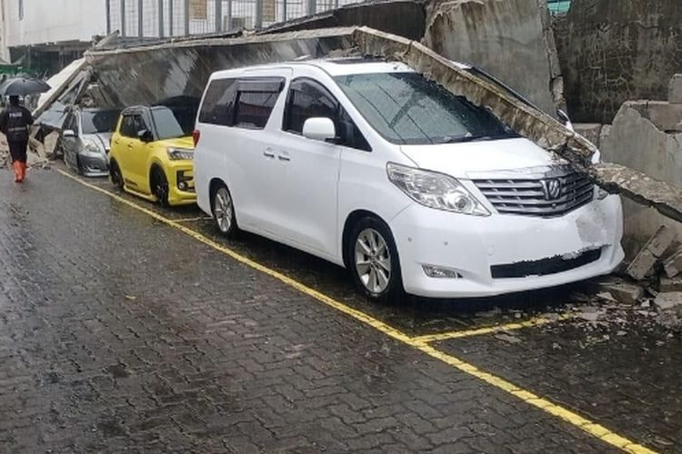 Lima mobil rusak tertimpa reruntuhan tembok yang roboh antara Sekolah Al-Fath dengan Labschool Cirendeu. Peristiwa itu terjadi pada Kamis (6/10/2022) saat hujan deras yang melanda wilayah Tangerang Selatan.