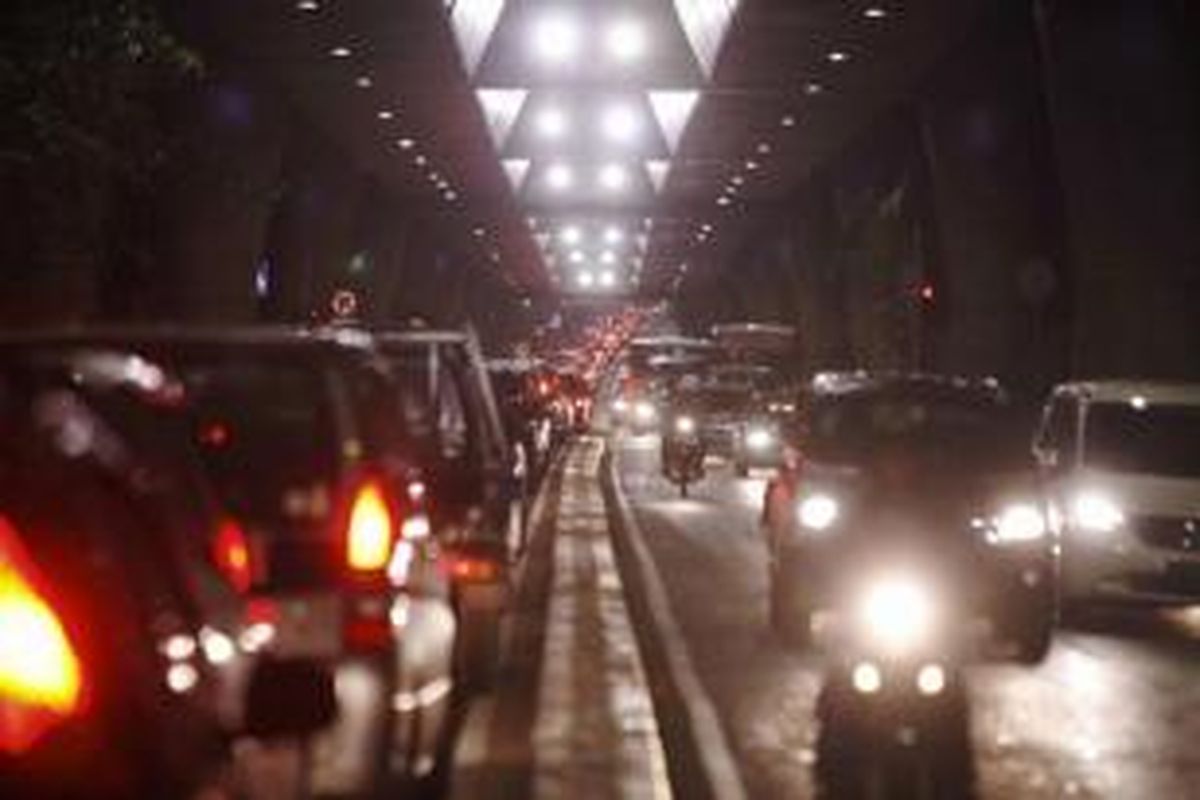 Kemacetan panjang di jalan Pangeran Antasari dari arah Blok M menuju Cipete, Jakarta Selatan, yang tengah dibangun jalan layang non tol, Jumat (4/1/2013