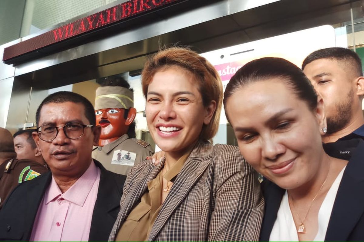 Tersangka Nikita Mirzani (tengah), kuasa hukum Fahmi Bachmid (kiri) dan sahabatnya Fitri Salhuteru (kanan) saat ditemui di Kejaksaan Negeri Jakarta Selatan, Senin (4/2/2020).