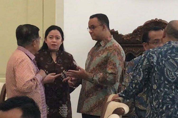 Wakil Presiden Jusuf Kalla, Menteri Koordinator Pembangunan Manusia dan Kebudayaan Puan Maharani dan Gubernur DKI Jakarta Anies Baswedan terlibat pembicaraan serius sebelum rapat terbatas membahas persiapan Asian Games 2018 di Istana Presiden Bogor, Selasa (21/11/2017.