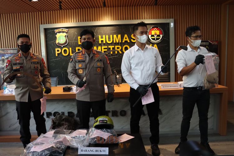 Polda Metro Jaya Tunjukkan Barang Bukti Tawuran Antar Sekolah di Tangerang Selatan 