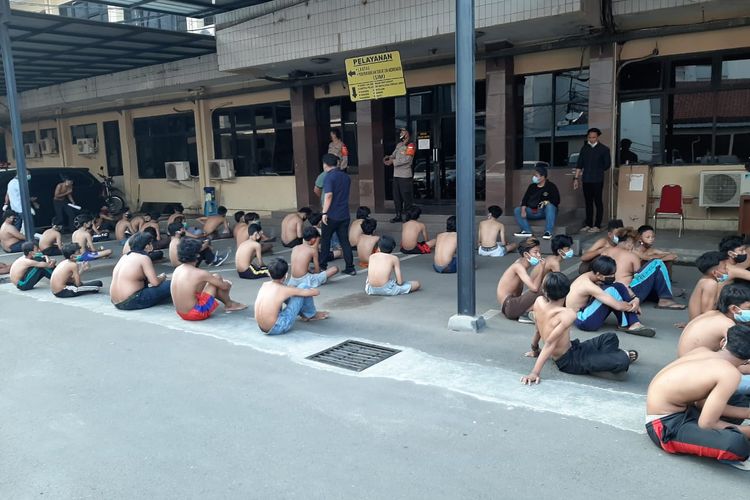 Sebanyak 64 anak yang akan mengikuti kegiatan demonstrasi di depan Gedung DPR, Jakarta diamankan oleh Polres Metro Jakarta Selatan pada Rabu (7/10/2020) di sekitar kawasan Semanggi sekitar pukul 17.30 WIB.