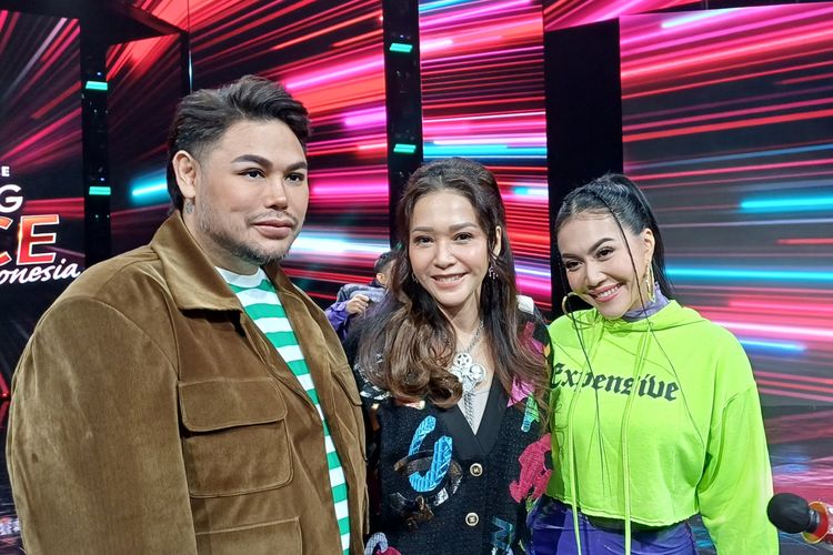 Artis Ivan Gunawan, Maia Estianty, dan Denada Tambunan usai konferensi pers ajang pencarian bakat grup tari Amazing Dance Indonesia di studio RCTI+, Jakarta Barat, Senin (2/9/2024).