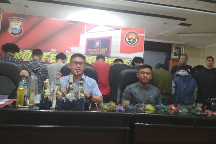 Kabid Humas Polda Sulsel Kombes Pol Dicky Soendani bersama Kasat Reskrim Polrestabes Makassar AKBP Indratmoko saat menggelar konferensi pers terkait penetapan tersangka perusakan 2 mobil pelat merah di Makassar, Kamis (26/9/2019).