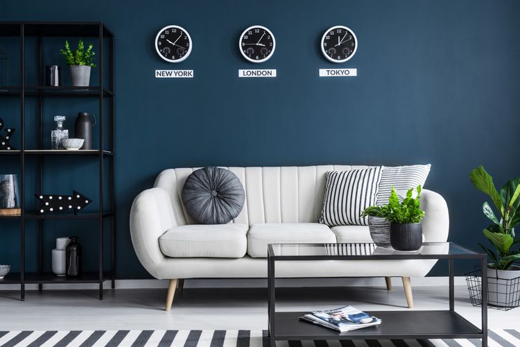 Ilustrasi ruang keluarga dengan warna dinding biru tua. Biru tua adalah salah satu warna yang menarik nyamuk masuk ke rumah. 