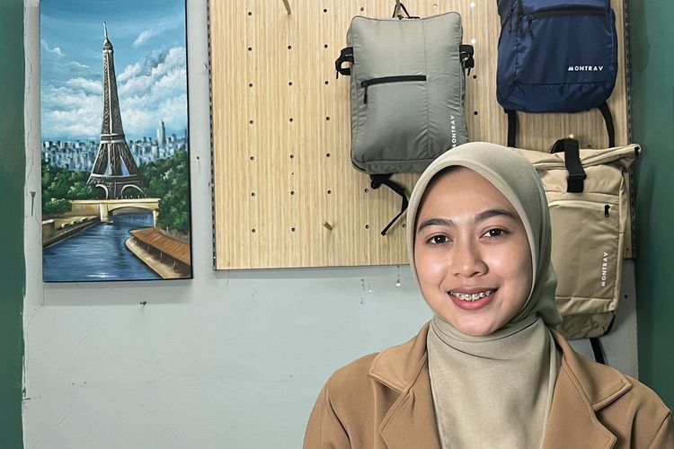 Erna, content creator Shopee Live untuk jenama tas lokal Montrav.