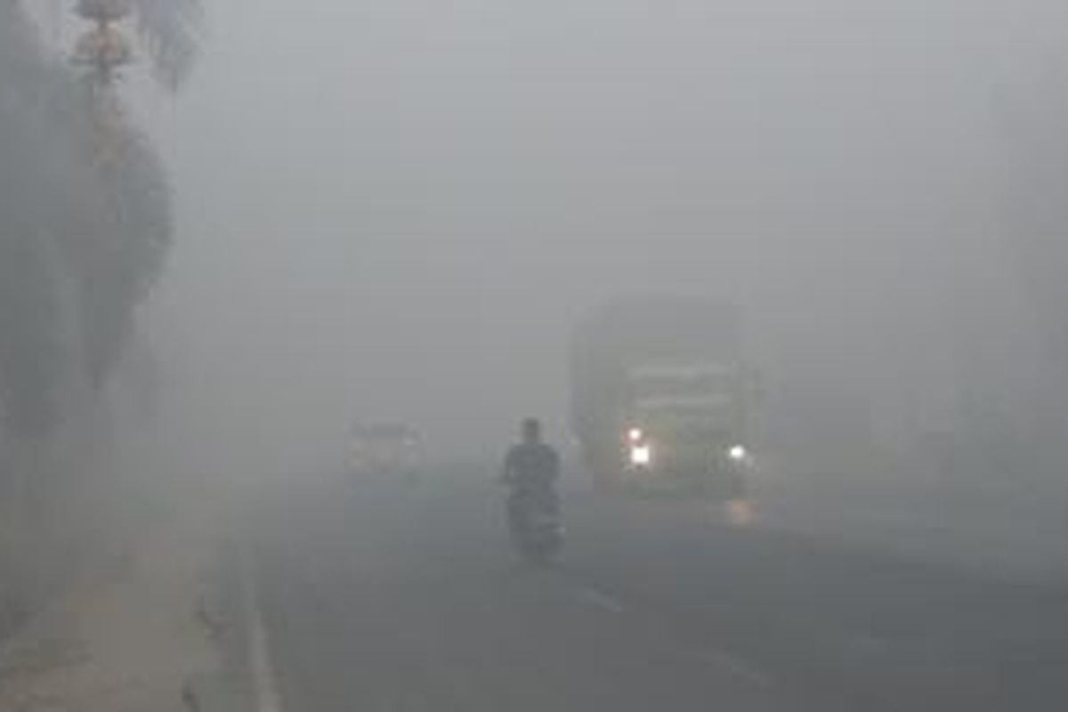 Kabut asap yang melanda Kabupaten Ogan Ilir, Sumatera Selatan, sangat tebal, Kamis (24/9/2015). 