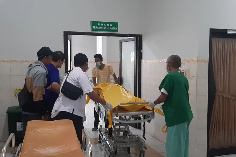 Wisatawan asing yang tewas di Tumpak Sewu dibawa ke ruang jenazah RSUD dr. Haryoto Lumajang