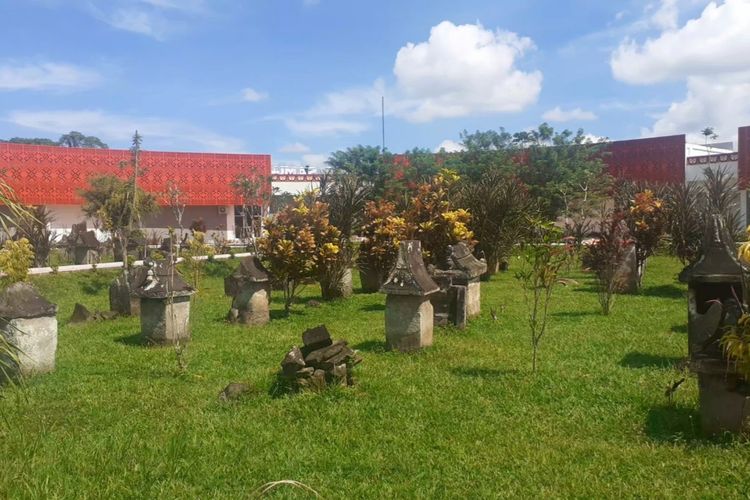 Makam Kuno Waruga di Bendungan Kuwil Kawangkoan, Kabupaten Minahasa Utara, Sulawesi Utara