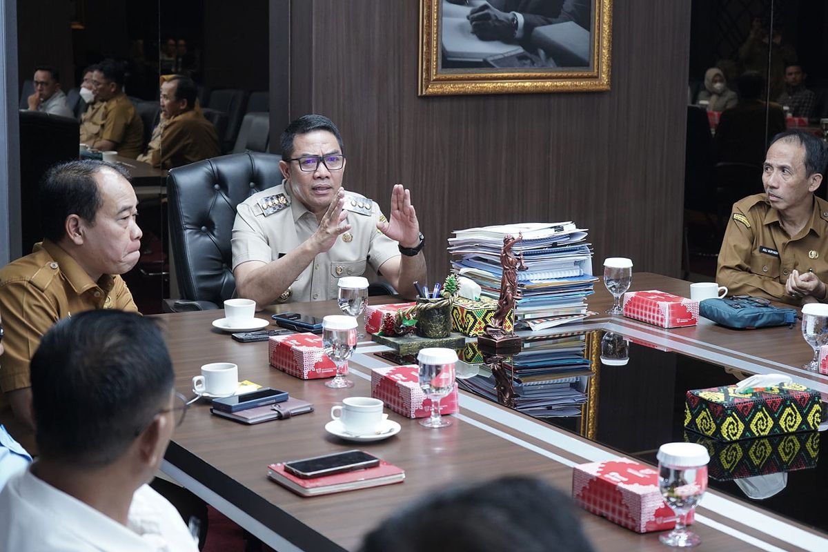 Wali Kota Samarinda Andi Harun saat memimpin rapat bersama tim konsultan pembangunan Sekolah Terpadu Samarinda di Balai Kota Samarinda, Selasa (26/8/2025). 