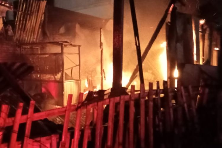 Warung sate yang berada di Kota Malang, Jawa Timur terbakar pada Senin (11/9/2023), dinihari.